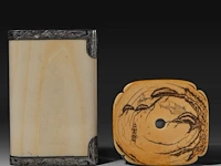 A fine japanese ivory box with a family scene on the lid and a shunga scene on the interior, with silver fittings; added a ditto tsuba of a lady with her children, signed, meiji period (1868-1912), w 10,5 cm - 130g / w 7 - afbeelding 4 van  4