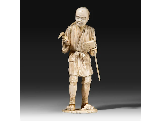 A fine japanese ivory okimono of a farmer holding some crop in one hand and an axe in the other, signed, meiji period (1868-1912), h 25 cm - 591g (+) - afbeelding 1 van  9