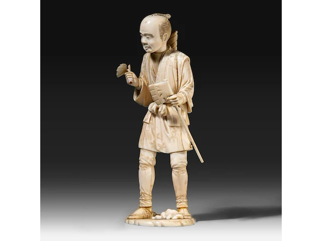 A fine japanese ivory okimono of a farmer holding some crop in one hand and an axe in the other, signed, meiji period (1868-1912), h 25 cm - 591g (+) - afbeelding 2 van  9
