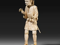 A fine japanese ivory okimono of a farmer holding some crop in one hand and an axe in the other, signed, meiji period (1868-1912), h 25 cm - 591g (+) - afbeelding 2 van  9