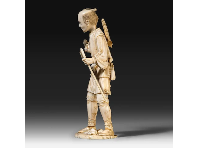 A fine japanese ivory okimono of a farmer holding some crop in one hand and an axe in the other, signed, meiji period (1868-1912), h 25 cm - 591g (+) - afbeelding 3 van  9