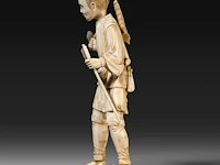 A fine japanese ivory okimono of a farmer holding some crop in one hand and an axe in the other, signed, meiji period (1868-1912), h 25 cm - 591g (+) - afbeelding 3 van  9