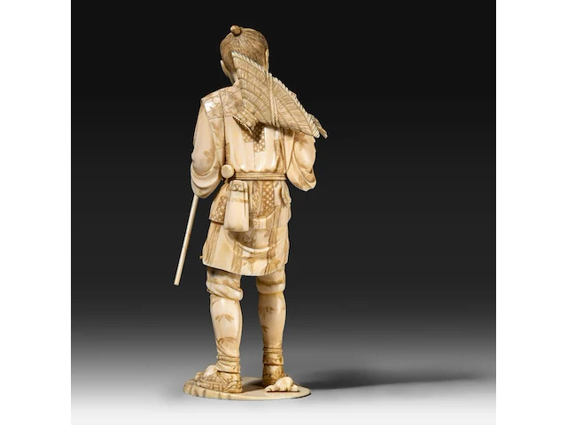 A fine japanese ivory okimono of a farmer holding some crop in one hand and an axe in the other, signed, meiji period (1868-1912), h 25 cm - 591g (+) - afbeelding 4 van  9
