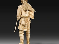 A fine japanese ivory okimono of a farmer holding some crop in one hand and an axe in the other, signed, meiji period (1868-1912), h 25 cm - 591g (+) - afbeelding 4 van  9