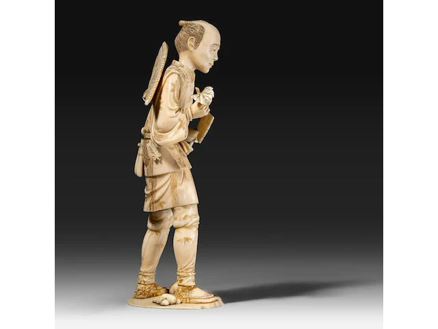 A fine japanese ivory okimono of a farmer holding some crop in one hand and an axe in the other, signed, meiji period (1868-1912), h 25 cm - 591g (+) - afbeelding 5 van  9