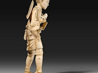 A fine japanese ivory okimono of a farmer holding some crop in one hand and an axe in the other, signed, meiji period (1868-1912), h 25 cm - 591g (+) - afbeelding 5 van  9
