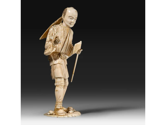 A fine japanese ivory okimono of a farmer holding some crop in one hand and an axe in the other, signed, meiji period (1868-1912), h 25 cm - 591g (+) - afbeelding 6 van  9