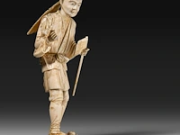 A fine japanese ivory okimono of a farmer holding some crop in one hand and an axe in the other, signed, meiji period (1868-1912), h 25 cm - 591g (+) - afbeelding 6 van  9