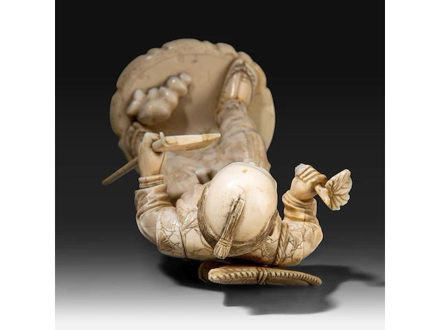 A fine japanese ivory okimono of a farmer holding some crop in one hand and an axe in the other, signed, meiji period (1868-1912), h 25 cm - 591g (+) - afbeelding 7 van  9