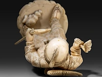 A fine japanese ivory okimono of a farmer holding some crop in one hand and an axe in the other, signed, meiji period (1868-1912), h 25 cm - 591g (+) - afbeelding 7 van  9
