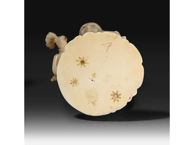 A fine japanese ivory okimono of a farmer holding some crop in one hand and an axe in the other, signed, meiji period (1868-1912), h 25 cm - 591g (+) - afbeelding 8 van  9
