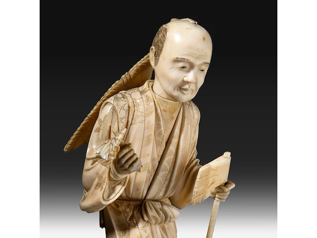 A fine japanese ivory okimono of a farmer holding some crop in one hand and an axe in the other, signed, meiji period (1868-1912), h 25 cm - 591g (+) - afbeelding 9 van  9