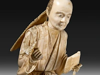 A fine japanese ivory okimono of a farmer holding some crop in one hand and an axe in the other, signed, meiji period (1868-1912), h 25 cm - 591g (+) - afbeelding 9 van  9