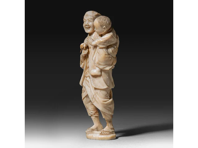 A fine japanese ivory okimono of a farmer showing his son a rat, signed, meiji period (1868-1912), h 15 cm - 206g (+) - afbeelding 2 van  9