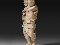 A fine japanese ivory okimono of a farmer showing his son a rat, signed, meiji period (1868-1912), h 15 cm - 206g (+) - afbeelding 2 van  9