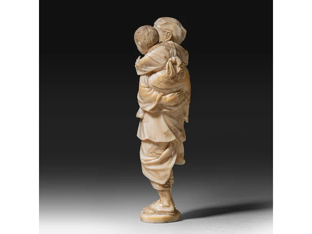 A fine japanese ivory okimono of a farmer showing his son a rat, signed, meiji period (1868-1912), h 15 cm - 206g (+) - afbeelding 3 van  9