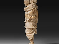 A fine japanese ivory okimono of a farmer showing his son a rat, signed, meiji period (1868-1912), h 15 cm - 206g (+) - afbeelding 3 van  9