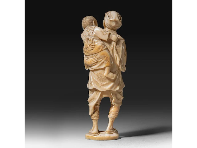 A fine japanese ivory okimono of a farmer showing his son a rat, signed, meiji period (1868-1912), h 15 cm - 206g (+) - afbeelding 4 van  9