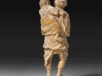 A fine japanese ivory okimono of a farmer showing his son a rat, signed, meiji period (1868-1912), h 15 cm - 206g (+) - afbeelding 4 van  9