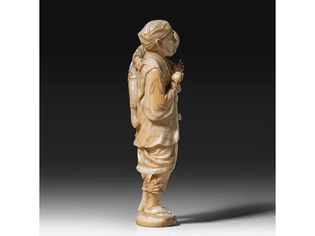 A fine japanese ivory okimono of a farmer showing his son a rat, signed, meiji period (1868-1912), h 15 cm - 206g (+) - afbeelding 5 van  9