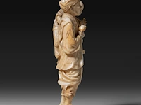 A fine japanese ivory okimono of a farmer showing his son a rat, signed, meiji period (1868-1912), h 15 cm - 206g (+) - afbeelding 5 van  9