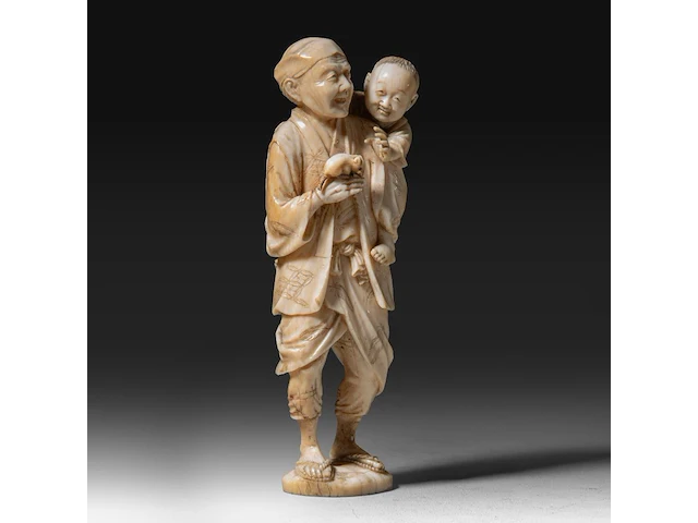 A fine japanese ivory okimono of a farmer showing his son a rat, signed, meiji period (1868-1912), h 15 cm - 206g (+) - afbeelding 6 van  9