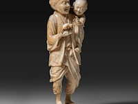 A fine japanese ivory okimono of a farmer showing his son a rat, signed, meiji period (1868-1912), h 15 cm - 206g (+) - afbeelding 6 van  9
