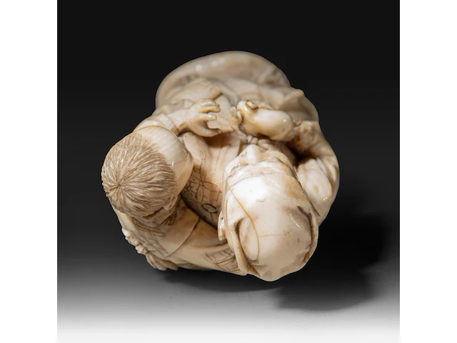 A fine japanese ivory okimono of a farmer showing his son a rat, signed, meiji period (1868-1912), h 15 cm - 206g (+) - afbeelding 7 van  9