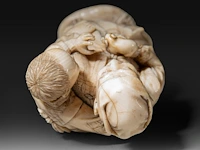A fine japanese ivory okimono of a farmer showing his son a rat, signed, meiji period (1868-1912), h 15 cm - 206g (+) - afbeelding 7 van  9