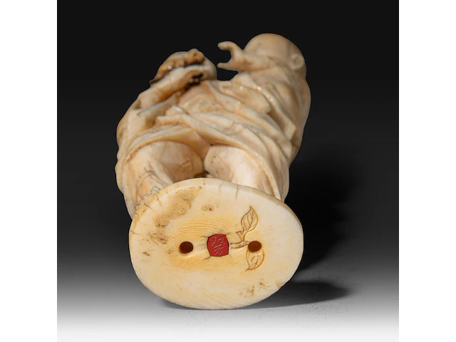 A fine japanese ivory okimono of a farmer showing his son a rat, signed, meiji period (1868-1912), h 15 cm - 206g (+) - afbeelding 8 van  9
