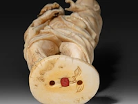 A fine japanese ivory okimono of a farmer showing his son a rat, signed, meiji period (1868-1912), h 15 cm - 206g (+) - afbeelding 8 van  9