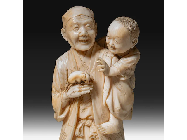 A fine japanese ivory okimono of a farmer showing his son a rat, signed, meiji period (1868-1912), h 15 cm - 206g (+) - afbeelding 9 van  9