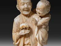 A fine japanese ivory okimono of a farmer showing his son a rat, signed, meiji period (1868-1912), h 15 cm - 206g (+) - afbeelding 9 van  9