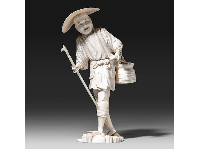 A fine japanese ivory okimono of a fisherman carrying his basket, a spear and a fish, signed, meiji period (1868-1912), h 22 cm - 432g (+) - afbeelding 1 van  8