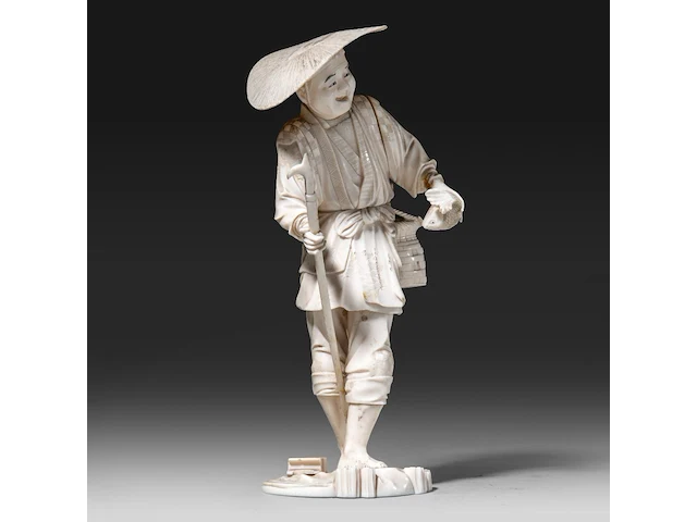 A fine japanese ivory okimono of a fisherman carrying his basket, a spear and a fish, signed, meiji period (1868-1912), h 22 cm - 432g (+) - afbeelding 2 van  8