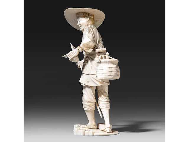 A fine japanese ivory okimono of a fisherman carrying his basket, a spear and a fish, signed, meiji period (1868-1912), h 22 cm - 432g (+) - afbeelding 3 van  8
