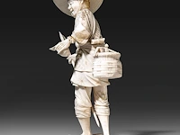 A fine japanese ivory okimono of a fisherman carrying his basket, a spear and a fish, signed, meiji period (1868-1912), h 22 cm - 432g (+) - afbeelding 3 van  8