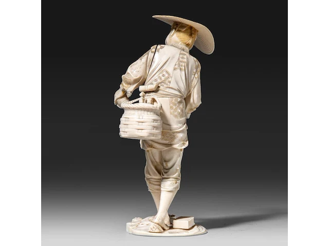 A fine japanese ivory okimono of a fisherman carrying his basket, a spear and a fish, signed, meiji period (1868-1912), h 22 cm - 432g (+) - afbeelding 4 van  8