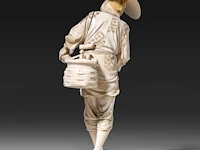 A fine japanese ivory okimono of a fisherman carrying his basket, a spear and a fish, signed, meiji period (1868-1912), h 22 cm - 432g (+) - afbeelding 4 van  8
