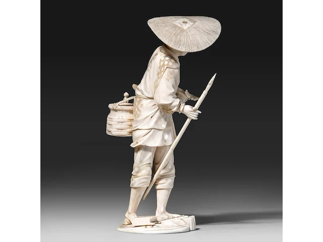 A fine japanese ivory okimono of a fisherman carrying his basket, a spear and a fish, signed, meiji period (1868-1912), h 22 cm - 432g (+) - afbeelding 5 van  8