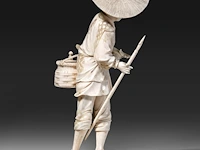 A fine japanese ivory okimono of a fisherman carrying his basket, a spear and a fish, signed, meiji period (1868-1912), h 22 cm - 432g (+) - afbeelding 5 van  8