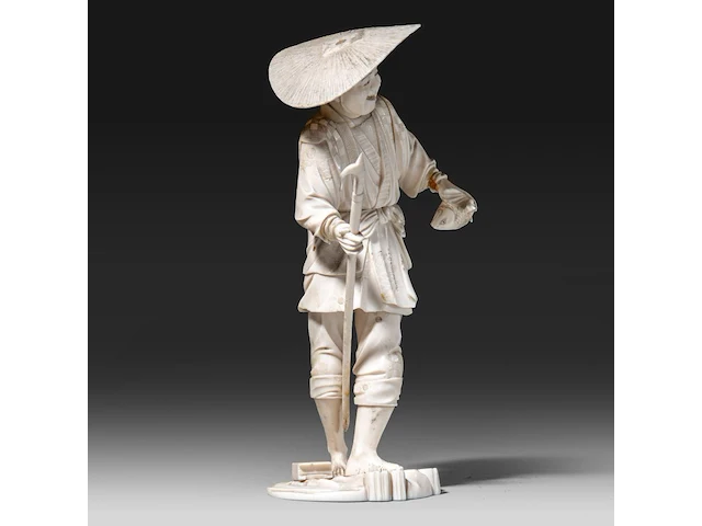A fine japanese ivory okimono of a fisherman carrying his basket, a spear and a fish, signed, meiji period (1868-1912), h 22 cm - 432g (+) - afbeelding 6 van  8