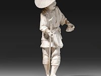 A fine japanese ivory okimono of a fisherman carrying his basket, a spear and a fish, signed, meiji period (1868-1912), h 22 cm - 432g (+) - afbeelding 6 van  8