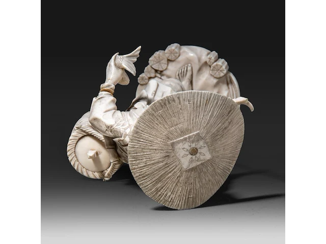 A fine japanese ivory okimono of a fisherman carrying his basket, a spear and a fish, signed, meiji period (1868-1912), h 22 cm - 432g (+) - afbeelding 7 van  8