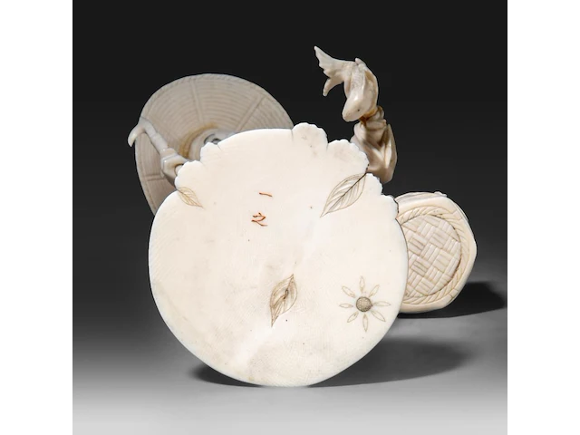 A fine japanese ivory okimono of a fisherman carrying his basket, a spear and a fish, signed, meiji period (1868-1912), h 22 cm - 432g (+) - afbeelding 8 van  8