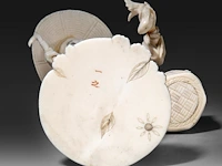 A fine japanese ivory okimono of a fisherman carrying his basket, a spear and a fish, signed, meiji period (1868-1912), h 22 cm - 432g (+) - afbeelding 8 van  8