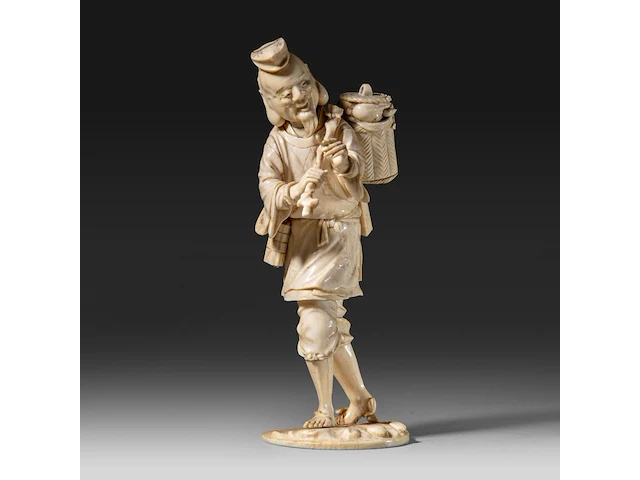 A fine japanese ivory okimono of a man carrying a stick and basket, signed, meiji period (1868-1912), h 22 cm - 456g (+) - afbeelding 1 van  9