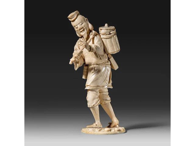 A fine japanese ivory okimono of a man carrying a stick and basket, signed, meiji period (1868-1912), h 22 cm - 456g (+) - afbeelding 2 van  9