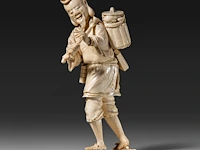 A fine japanese ivory okimono of a man carrying a stick and basket, signed, meiji period (1868-1912), h 22 cm - 456g (+) - afbeelding 2 van  9