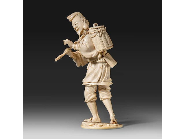A fine japanese ivory okimono of a man carrying a stick and basket, signed, meiji period (1868-1912), h 22 cm - 456g (+) - afbeelding 3 van  9